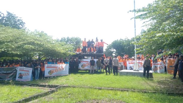 Dosen, Pegawai dan Mahasiswa Universitas Nusa Nipa Gelar Aksi Damai di Depan Gedung DPRD Sikka