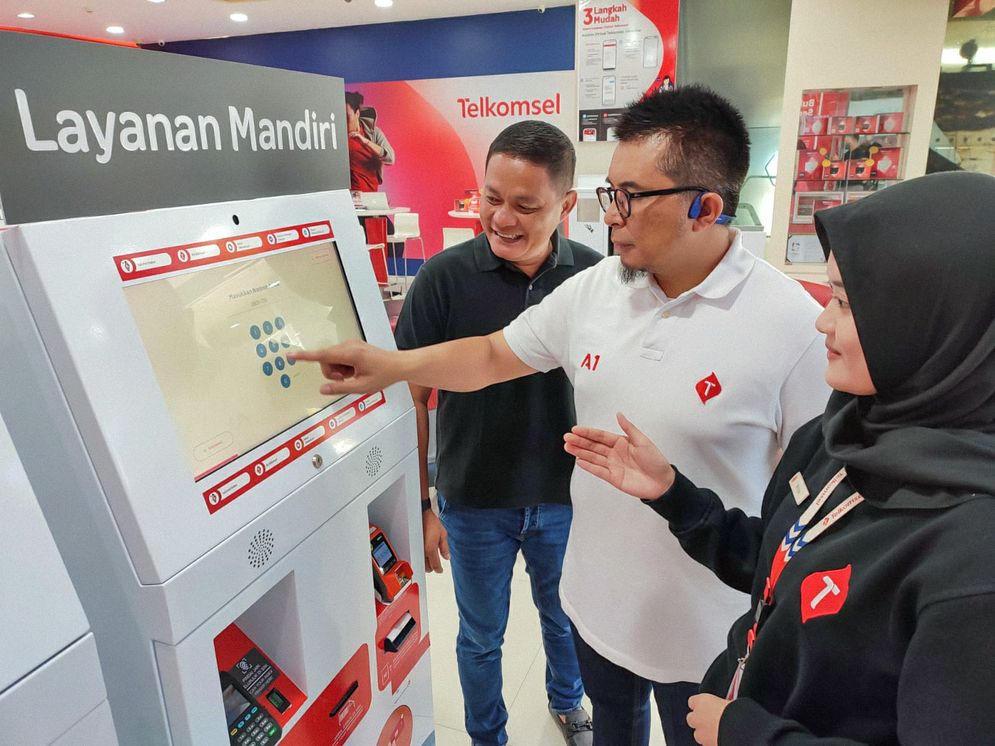 Telkomsel menyediakan mesin ATM MyGraPARI yang merupakan media pelayanan Walk In Telkomsel yang bersifat digital dan dapat diakses secara mandiri (self-service) oleh pelanggan baik di GraPARI