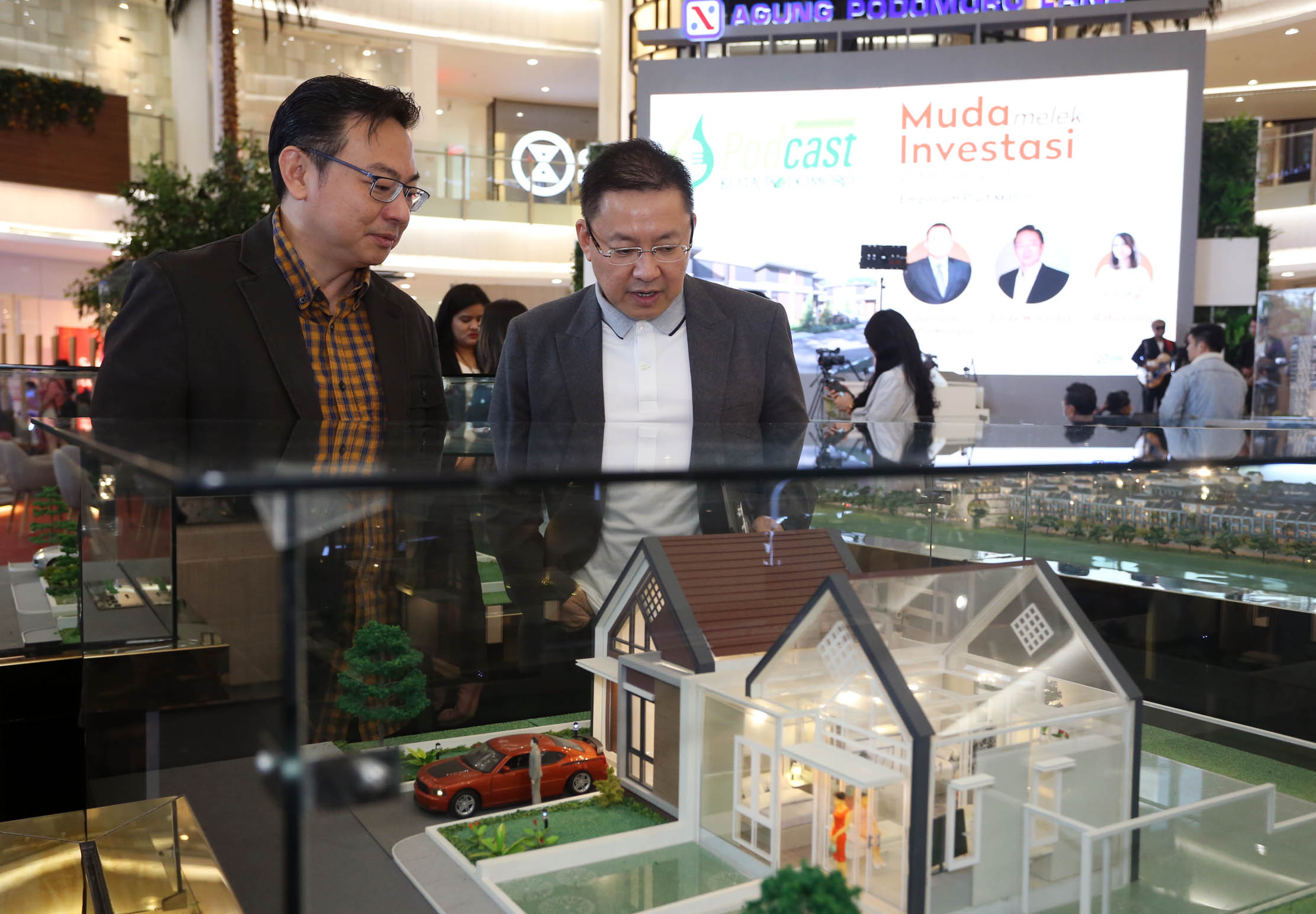 Chief Marketing Officer Kota Podomoro Tenjo Zaldy Wihardja (kiri) bersama President Director Era Indonesia Darmadi Darmawangsa (kanan) berbincang usai acara Podcast Kota Podomoro Tenjo bertajuk Muda Melek Investasi di Main Atrium Emporium Pluit Mall Jakarta, Sabtu 25 Februari 2023. Foto : Panji Asmoro/TrenAsia