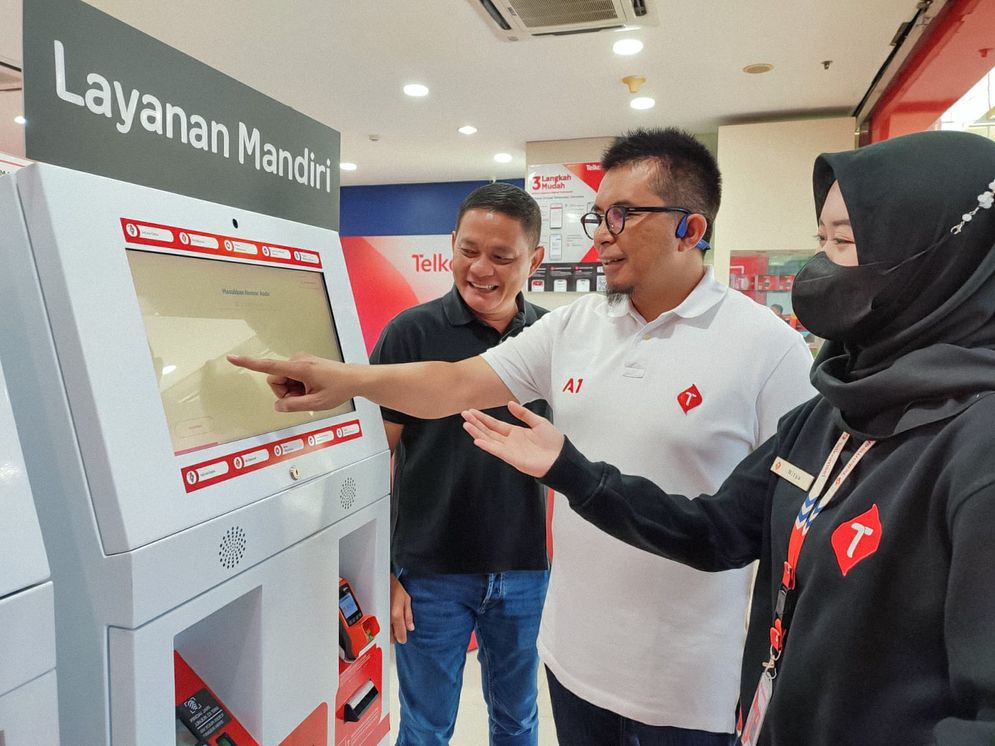 General Manager Consumer Sales Region Sumbagsel, Yusrizal, meninjau mesin ATM MyGraPARI di salah satu lokasi di Palembang