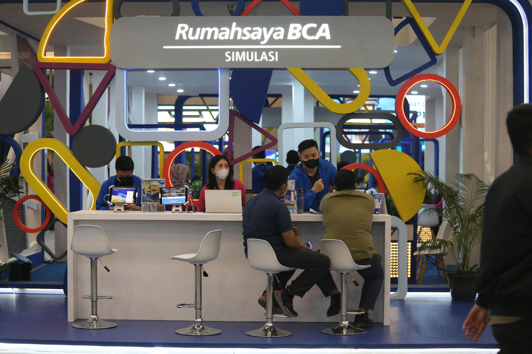 Suasana pengunjung saat menyaksikan sejumlah stan dalam BCA Expoversary 2023 yang diselenggarakan selama 23-26 Februari 2023 secara hybrid di ICE BSD, Tangerang Selatan. Foto : Panji Asmoro/TrenAsia