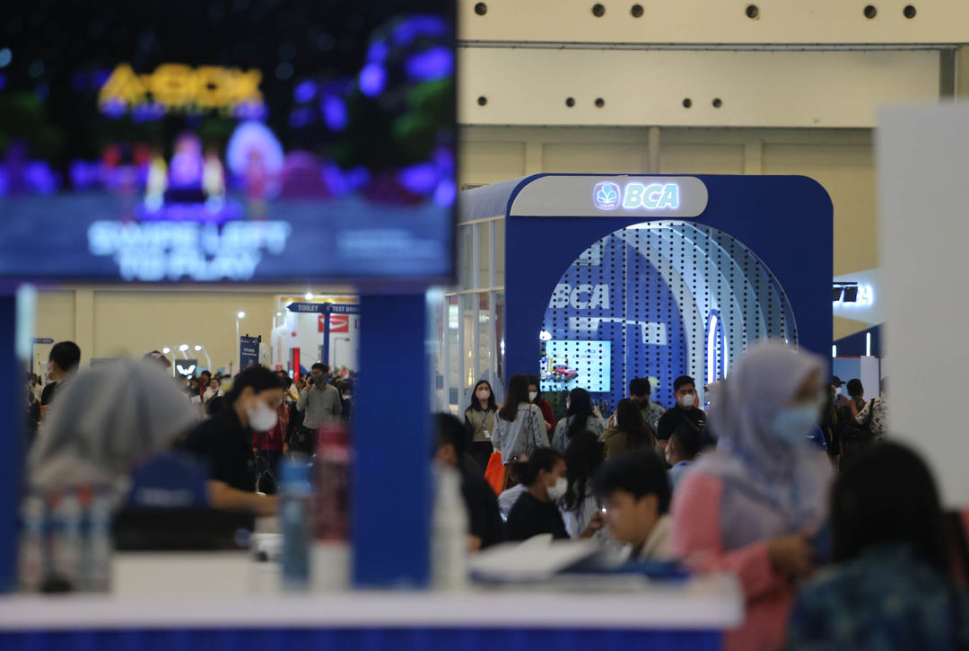 Suasana pengunjung saat menyaksikan sejumlah stan dalam BCA Expoversary 2023 yang diselenggarakan selama 23-26 Februari 2023 secara hybrid di ICE BSD, Tangerang Selatan. Foto : Panji Asmoro/TrenAsia