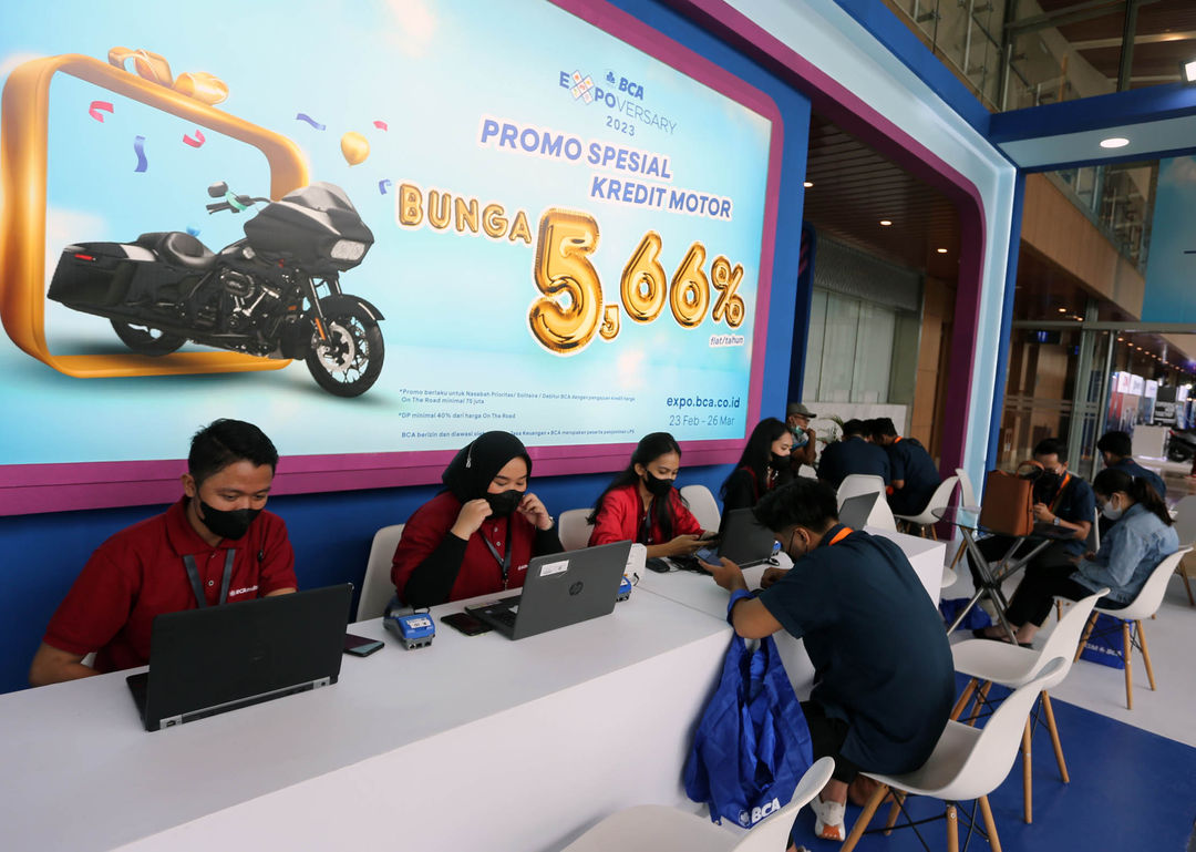 Suasana pengunjung saat menyaksikan sejumlah stan dalam BCA Expoversary 2023 yang diselenggarakan selama 23-26 Februari 2023 secara hybrid di ICE BSD, Tangerang Selatan. Foto : Panji Asmoro/TrenAsia