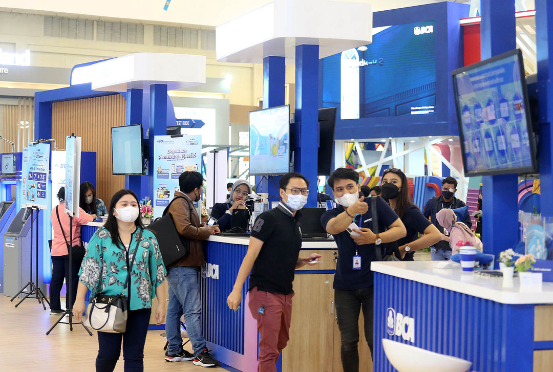 Suasana pengunjung saat menyaksikan sejumlah stan dalam BCA Expoversary 2023 yang diselenggarakan selama 23-26 Februari 2023 secara hybrid di ICE BSD, Tangerang Selatan. Foto : Panji Asmoro/TrenAsia