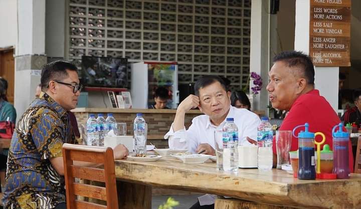 Gubernur Olly Dondokambey didampingi Bupati Joune Ganda bersama Suharso Monoarfa. 