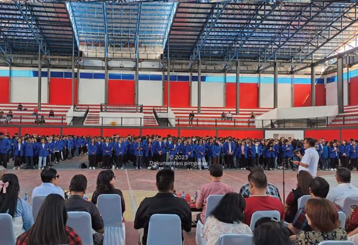 Ratusan mahasiswa Unima dan Poltekes Manado yang akan menggelar KKN di Kota Bitung.