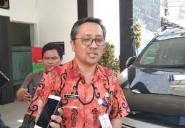 Kepala Dispendukcapil Kota Surabaya Agus Imam Sonhaji.
