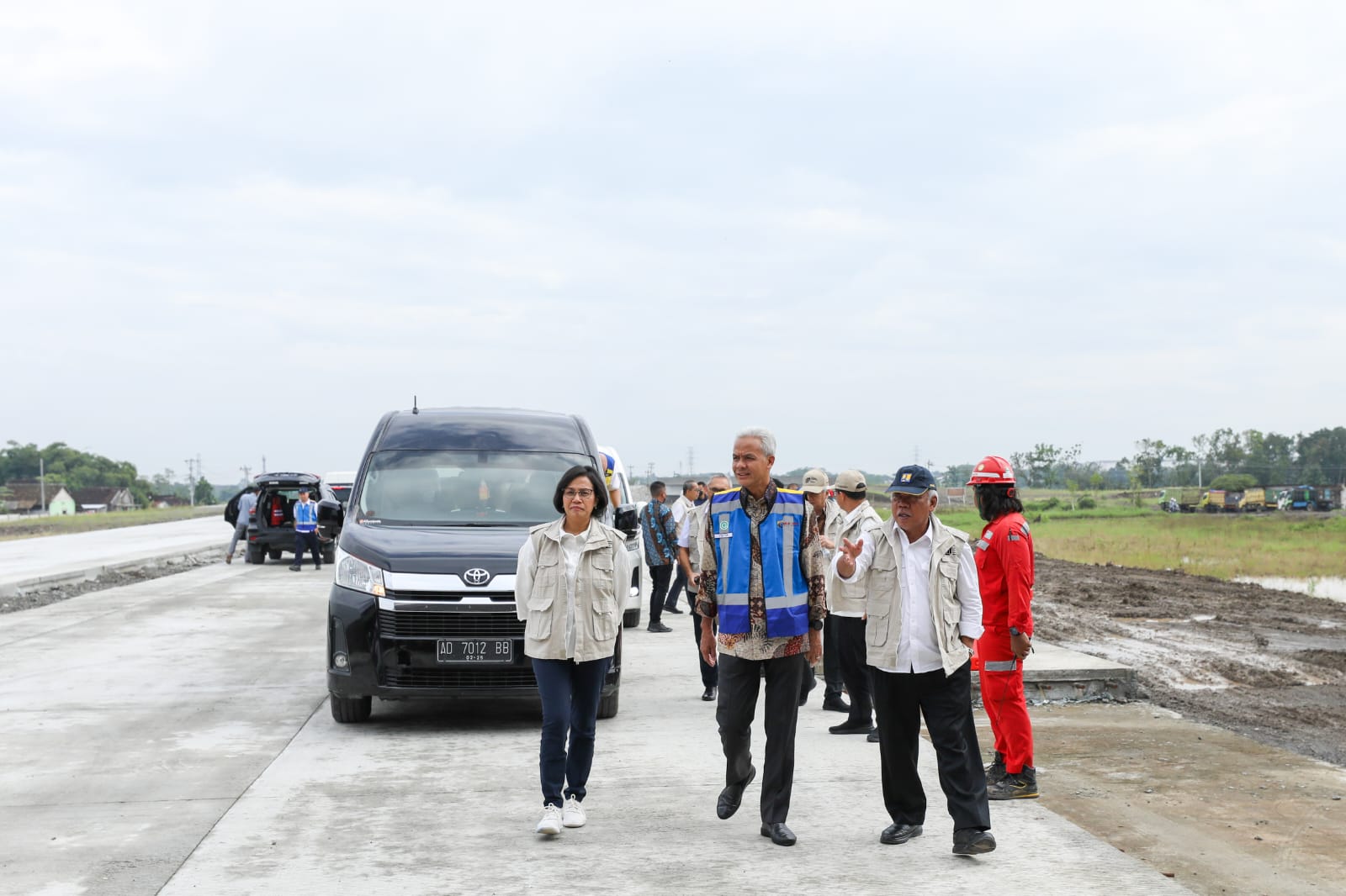 Menteri PUPR, Basuki Hadimoeljono bersama Menteri Keuangan RI, Sri Mulyani Indrawati, serta Gubernur Jawa Tengah, Ganjar Pranowo meninjau jalan tol Solo-Yogya.