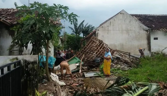 Wilayah jember Diterjang Angin Puting Beliung, 91 Rumah Rusak, 3 Warga Terluka, Begini Kondisinya