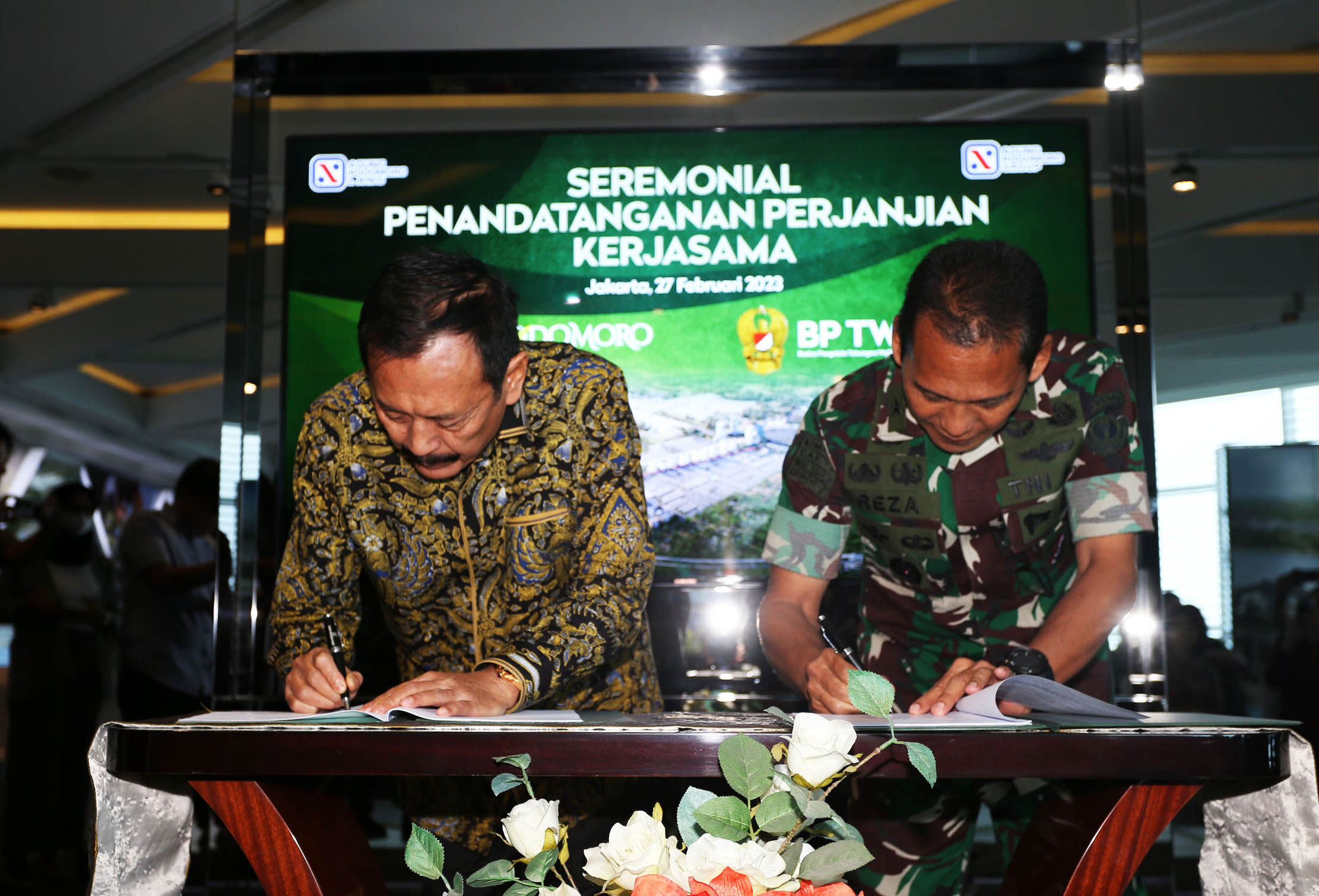 Vice President Director PT Agung Podomoro Land Tbk. Noer Indradjaja (kiri) bersama Kepala Badan Pengelola Tabungan Wajib Perumahan Angkatan Darat Brigjen Mochamad Reza Utama (kanan) pada penandatanganan Surat Perjanjian Kerja Sama Pengadaan Hunian Nondinas untuk Tentara  Nasional Indonesia Angkatan Darat (TNI AD) di APL Tower, Jakarta, Senin 27 Februari  2023. Foto : Panji Asmoro/TrenAsia
