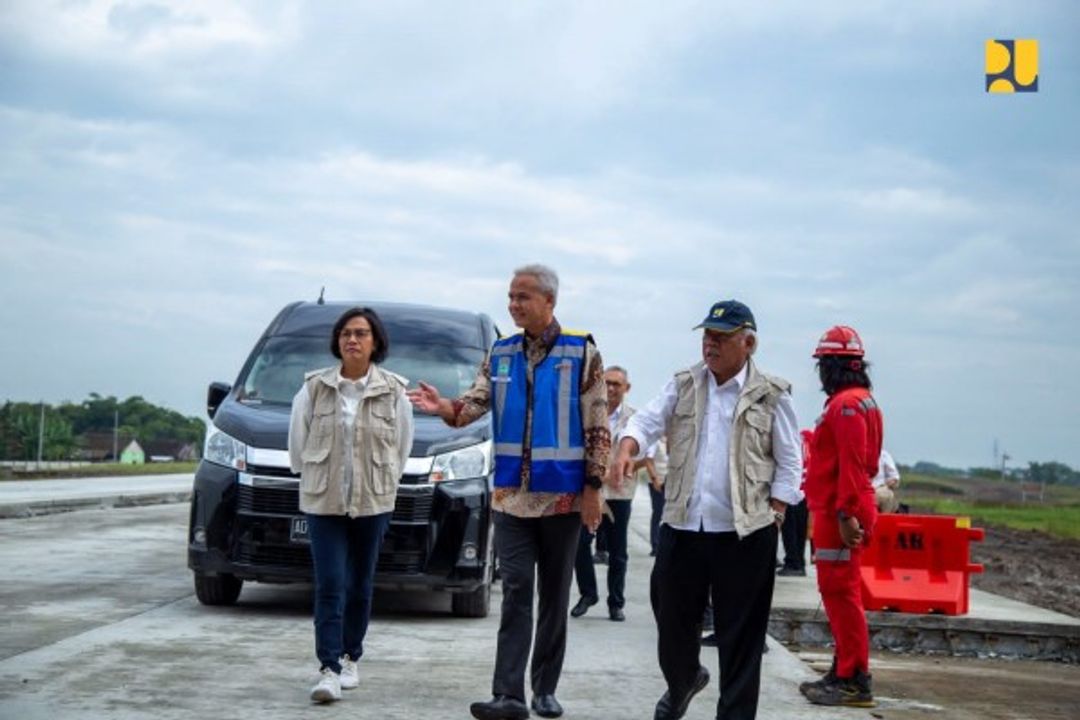 Menteri Pekerjaan Umum dan Perumahaan Rakyat, Basuki Hadimuljono (kedua dari kanan) bersama Menteri Keuangan, Sri Mulyani (kiri) dan Gubernur Jawa Tengah, Ganjar Pranowo, meninjau proyek Tol Solo-Jogja di Klaten, Senin 27 Februari 2023. 