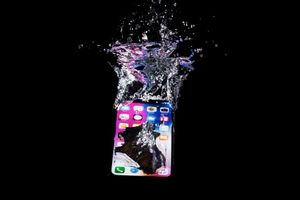 Bukan dengan Beras, Ini Cara Memperbaiki Ponsel yang Basah Terkena Air