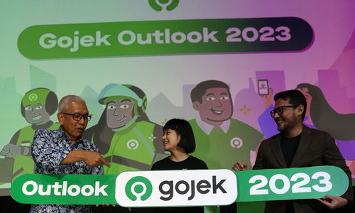 Deputi Bidang Koordinasi Ekonomi Digital, Ketenagakerjaan, dan Usaha Mikro, Kecil, dan Menengah Kementerian Koordinator Perekonomian Mohammad Rudy Salahuddin - Presiden Unit Bisnis On Demand Services GoTo  Catherine Hindra Sutjahyo - Ekonom Universitas Indonesia dan Executive Director Next Policy Fithra Faisal Hastiadi usai diskusi dalam acara Gojek Outlook 2023 di Jakarta, Selasa 28 Februari 2023. Foto : Panji Asmoro/TrenAsia