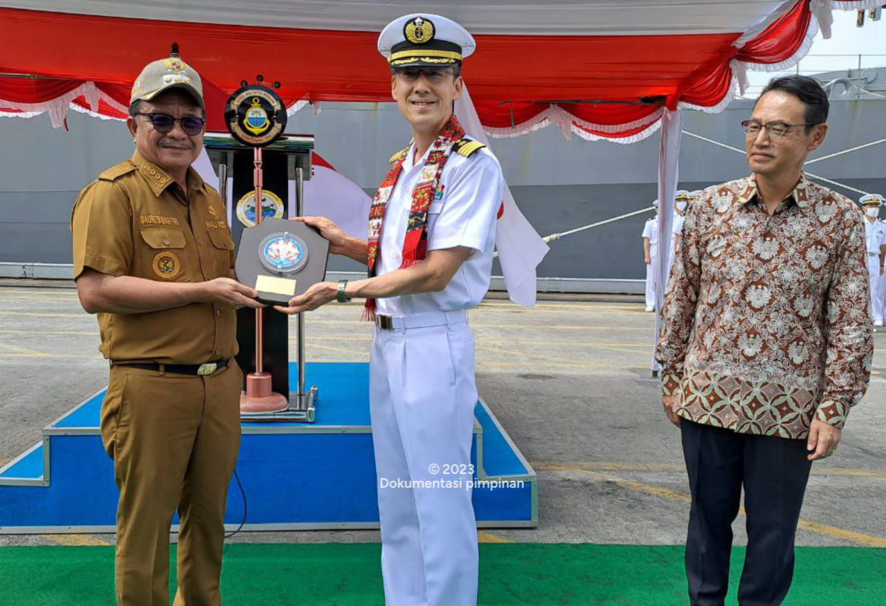 Wali Kota Bitung Maurits Mantiri saat menyambut  Kapten Kanemaru Ryouhei dan Kapten Naoto Watanabe. 