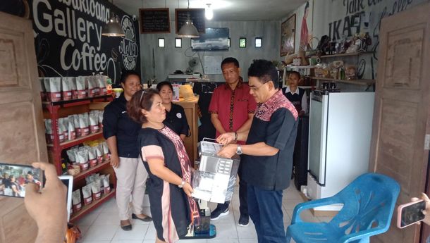 'Sibakloang Gallery Coffee' Terima Bantuan Alat Pembubukan Kopi dan Pembuat Kopi Manual dari AHP