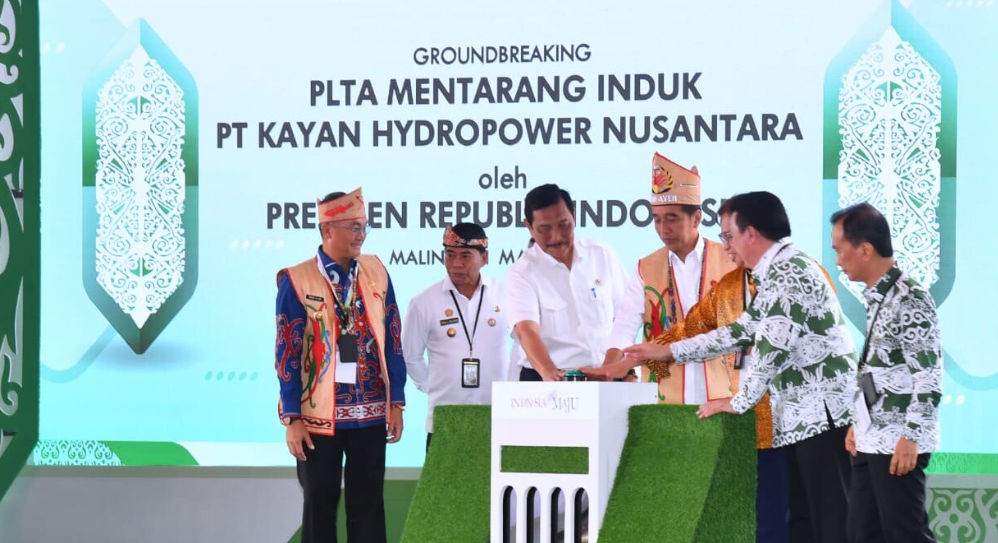 Presiden Joko Widodo melakukan peletakan batu pertama (groundbreaking) PLTA Mentarang Induk PT Kayan Hydropower Nusantara, di Kabupaten Malinau, Provinsi Kalimantan Utara, pada Rabu, 1 Maret 2023