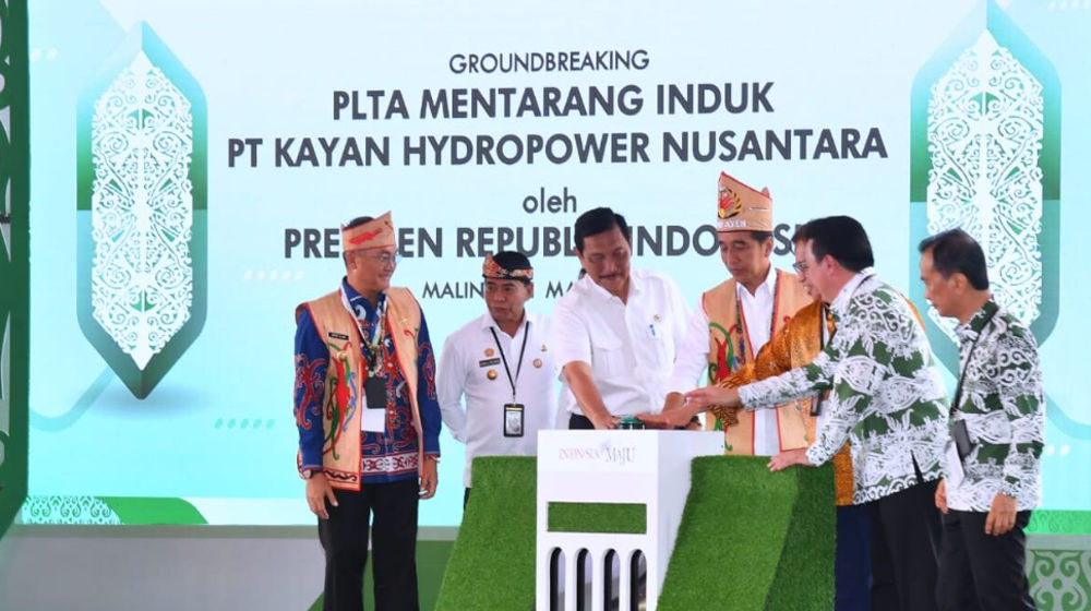Presiden Joko Widodo melakukan peletakan batu pertama (groundbreaking) PLTA Mentarang Induk PT Kayan Hydropower Nusantara, di Kabupaten Malinau, Provinsi Kalimantan Utara, pada Rabu, 1 Maret 2023