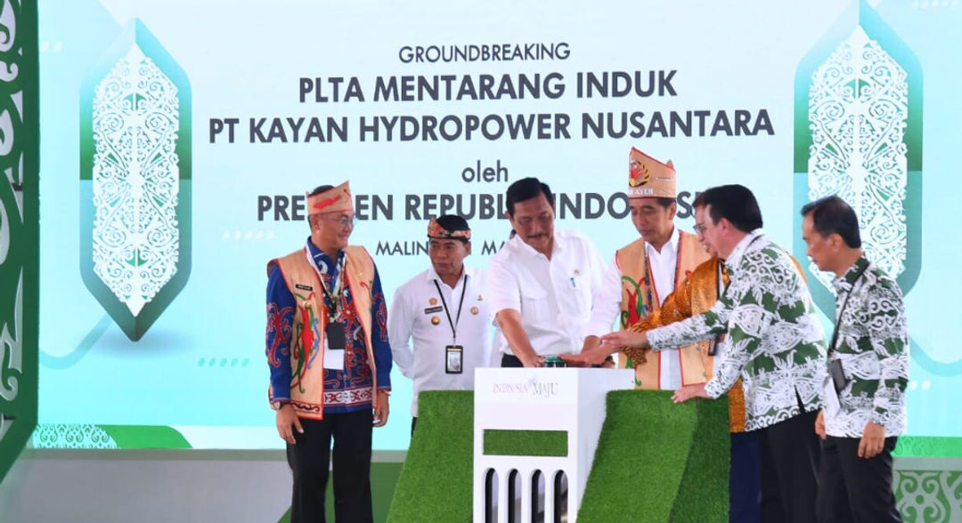 Presiden Joko Widodo melakukan peletakan batu pertama (groundbreaking) PLTA Mentarang Induk PT Kayan Hydropower Nusantara, di Kabupaten Malinau, Provinsi Kalimantan Utara, pada Rabu, 1 Maret 2023