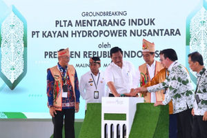 Presiden Joko Widodo melakukan peletakan batu pertama (groundbreaking) PLTA Mentarang Induk PT Kayan Hydropower Nusantara, di Kabupaten Malinau, Provinsi Kalimantan Utara, pada Rabu, 1 Maret 2023
