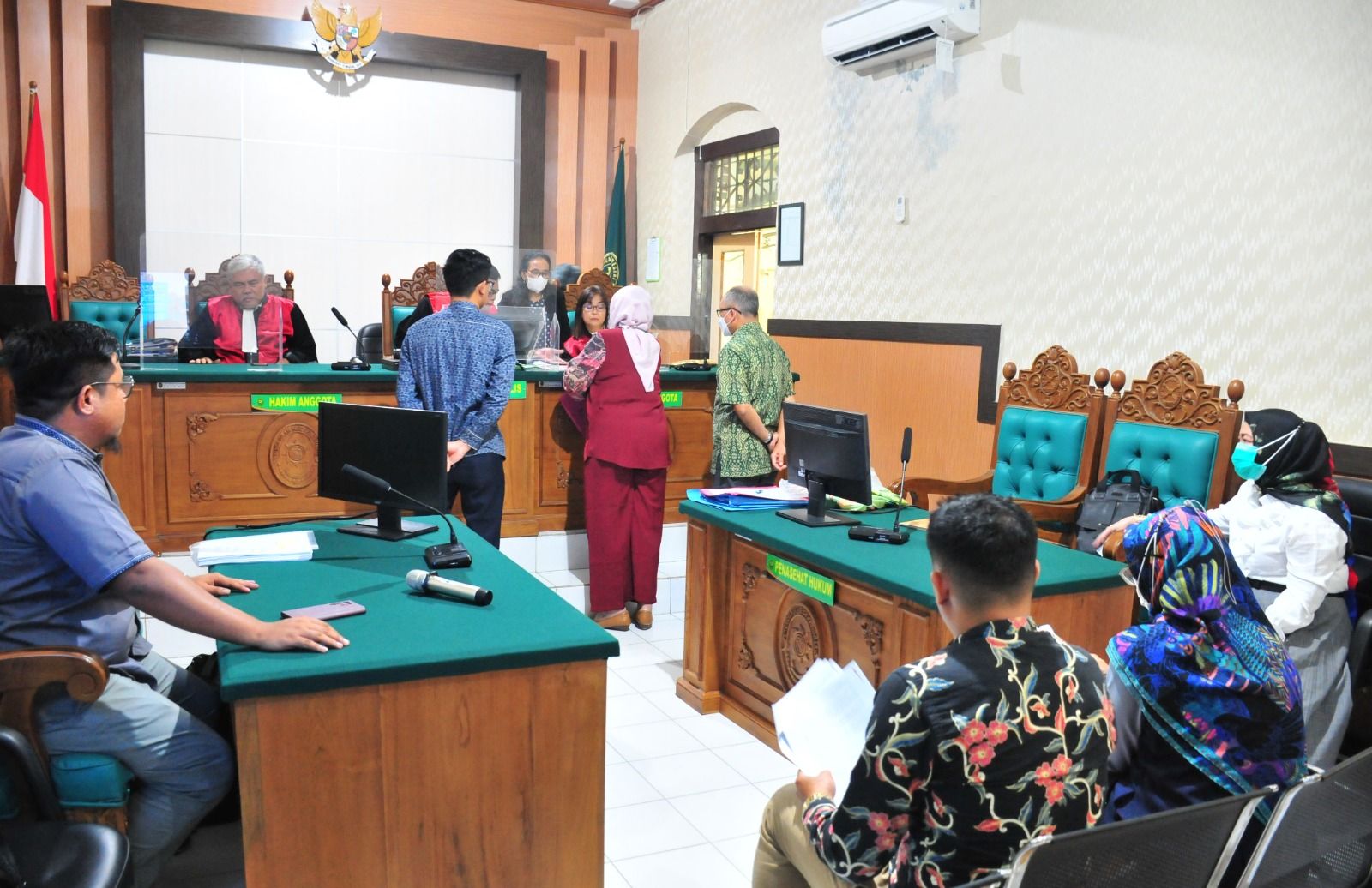 Susilo Wonowidjojo melalui kuasa hukumnya akhirnya memenuhi panggilan sidang gugatan perdata Bank OCBC NISP terhadap PT Hair Star Indonesia (HSI) terkait kredit macet senilai Rp 232 miliar di Pengadilan Negeri Sidoarjo Jawa Timur, Rabu (1/3).