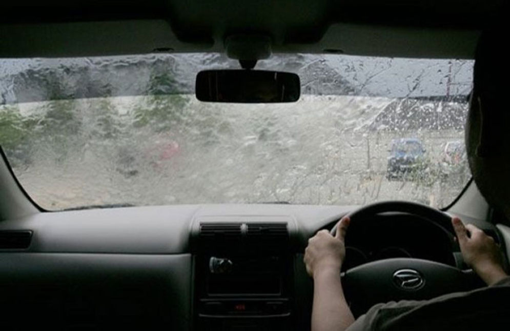 Ilustrasi-Berkendara-Saat-Hujan.jpg