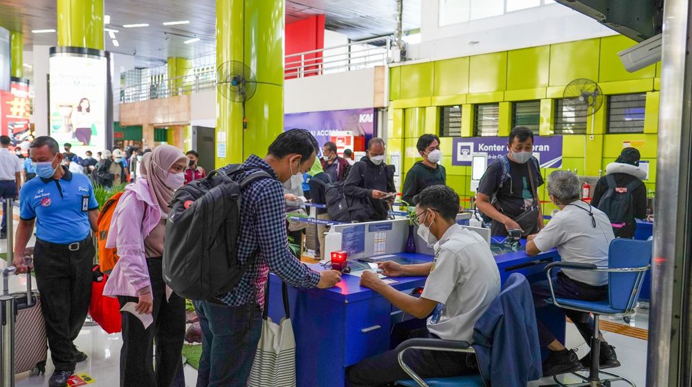 PT Kereta Api Indonesia (Persero) meminta para penumpang kereta jarak jauh untuk dapat menunjukkan dokumen vaksin saat melakukan boarding.
