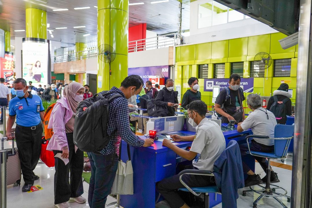 PT Kereta Api Indonesia (Persero) meminta para penumpang kereta jarak jauh untuk dapat menunjukkan dokumen vaksin saat melakukan boarding.