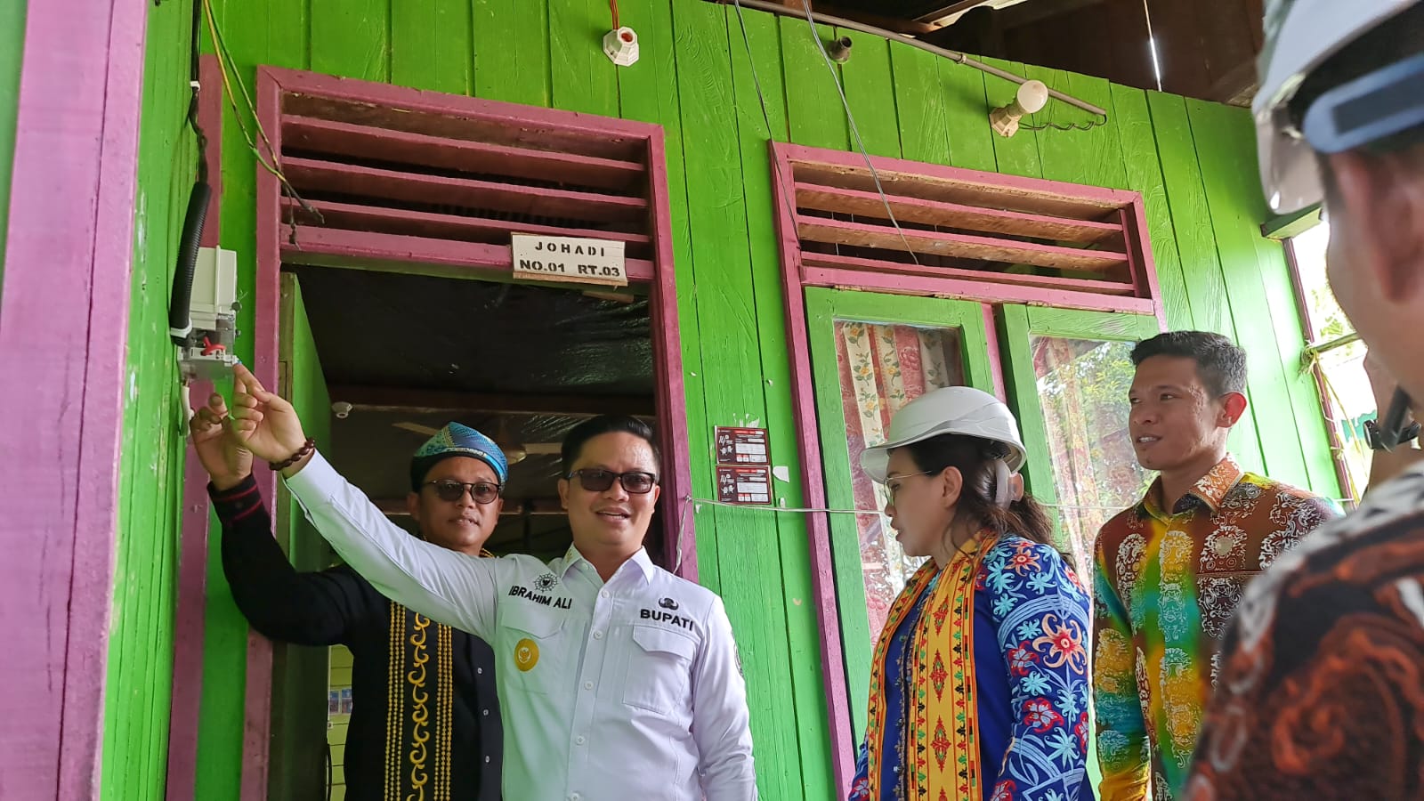 Penantian warga 7 desa di Kabupaten Bulungan dan Tana Tidung untuk menikmati listrik PLN akhirnya terwujud setelah secara simbolis penyalaan listrik di desa Tengku Dacing Kabupaten Tana Tidung telah dilaksanakan pada Senin, (2/3/2023).