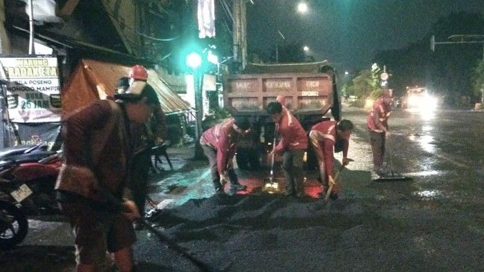 Pengaspalan di jalan berlubang di Kota Surabaya