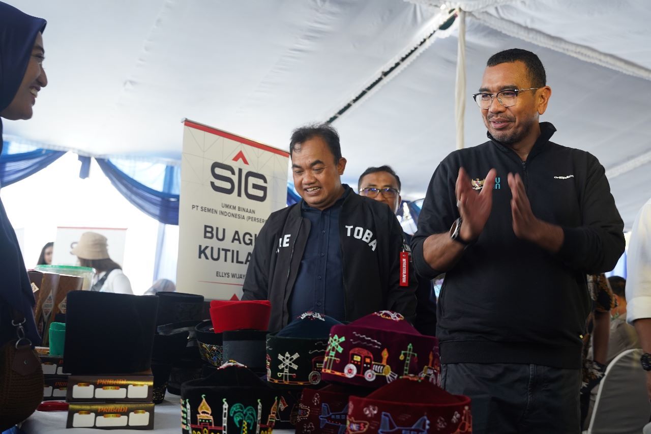 Staf Khusus III Menteri BUMN, Arya Sinulingga (kanan) didampingi General Manager of CSR SIG, Edy Saraya, mengunjungi booth UMKM binaan SIG pada acara BUMN Bersama Keluarga Pekerja di GKB Convex, Gresik, Jawa Timur, Kamis (2/3/2023).