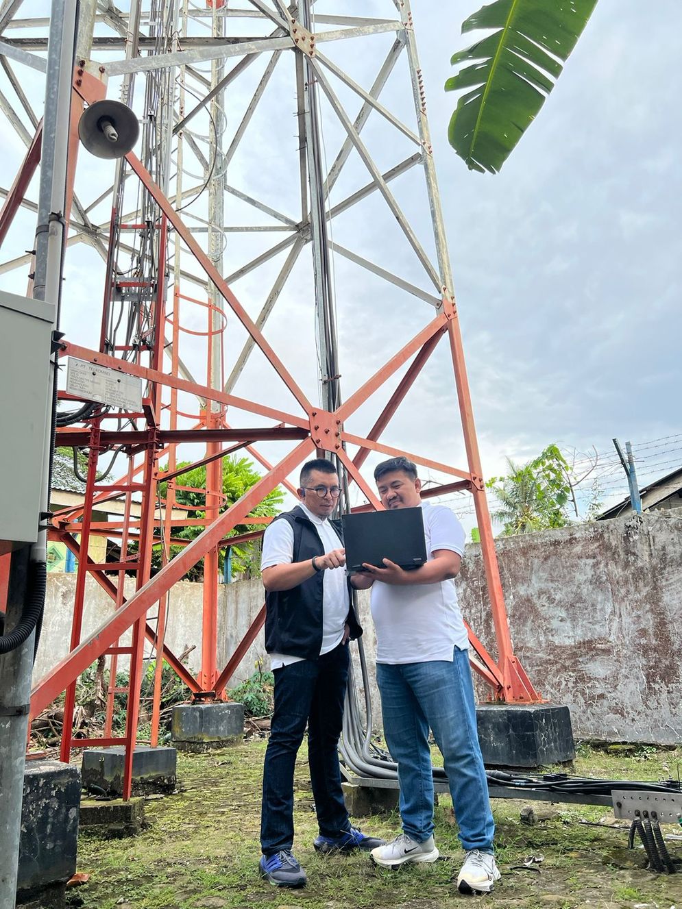 UpGrade 4G LTE – 4 : General Manager Consumer Sales Region Sumbagsel Yusrizal Bersama General Manager Region Network Operations and Productivity Sumbagsel Wawan Kuswandono memastikan kesiapan dari Proses upgrade jaringan 3G ke 4G/LTEdi Wilayah Sumatera Selatan.