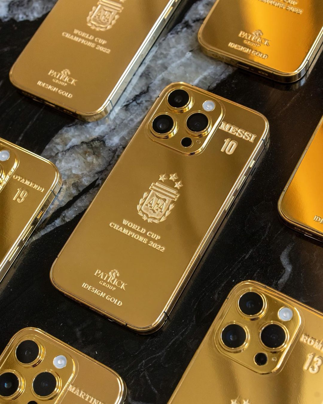 Potret hadiah spesial Lionel Messi berupa Iphone 14 berlapis emas 14 karat untuk keluarga besar Timnas Argentina.