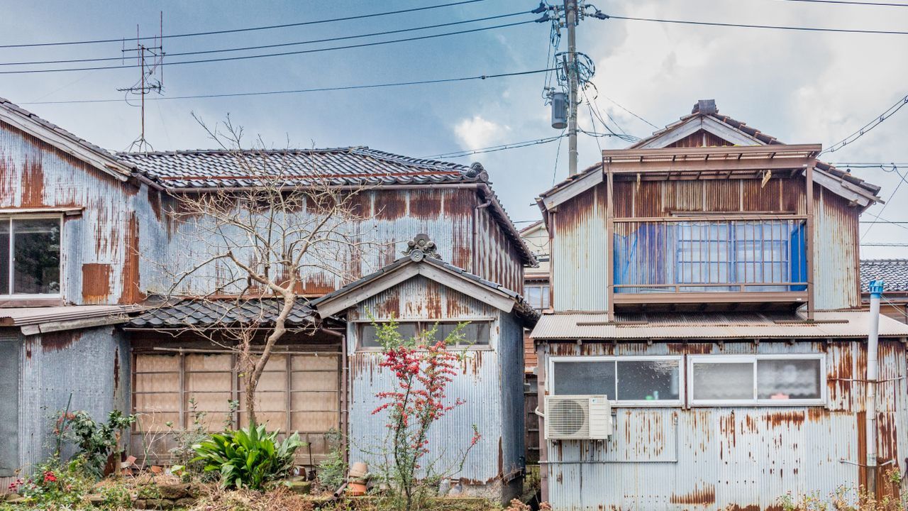 Sebuah rumah di Jepang tampak rusak setelah ditinggal penghuninya. 