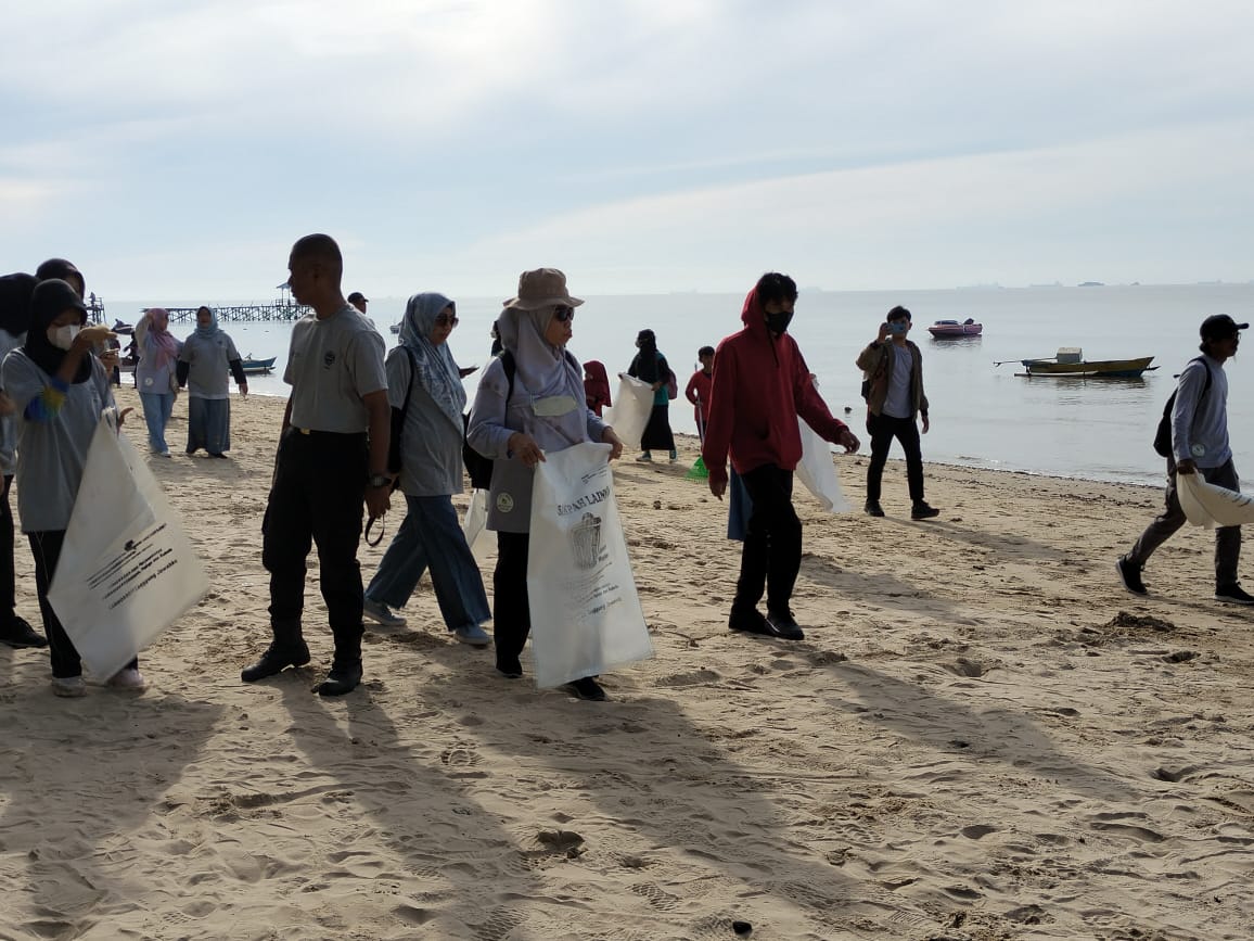 Peringati HPSN, Pusat Pengendalian Ekoregion Kalimantan Gelar Aksi Bersih Pantai