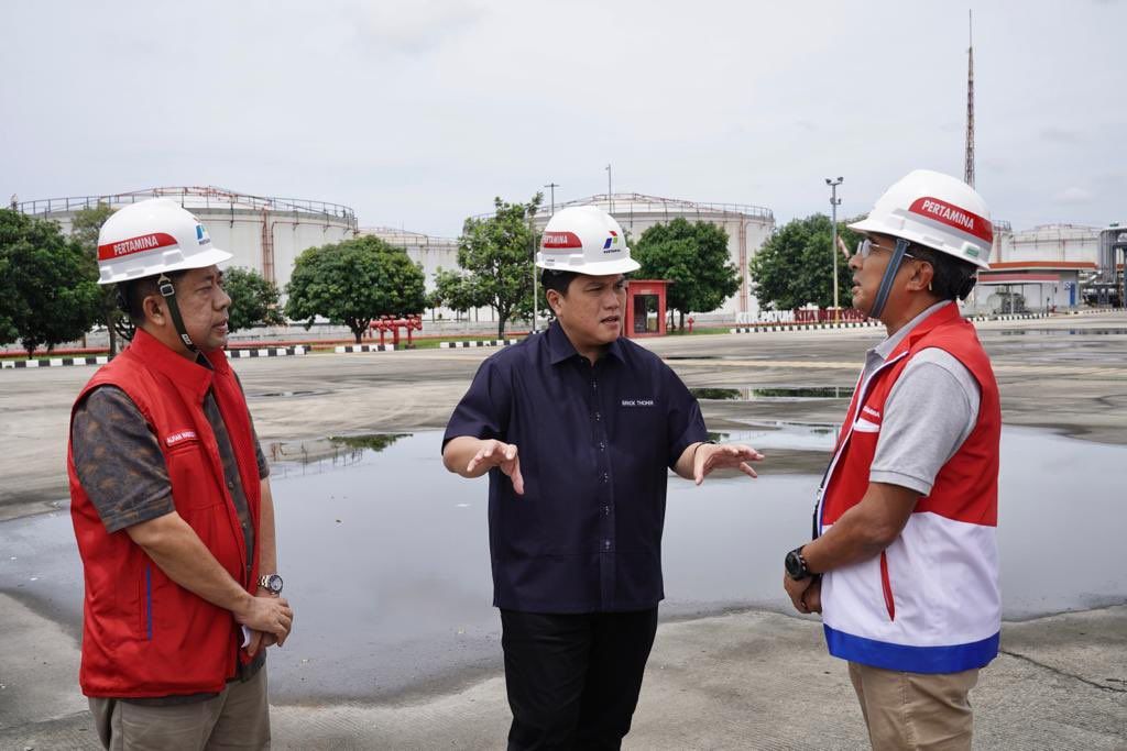 Menteri BUMN, Erick Thohir (tengah), memberikan arahan pada jajarannya terkait kasus kebakaran Depo Pertamina Plumpang, Sabtu 4 Maret 2023.