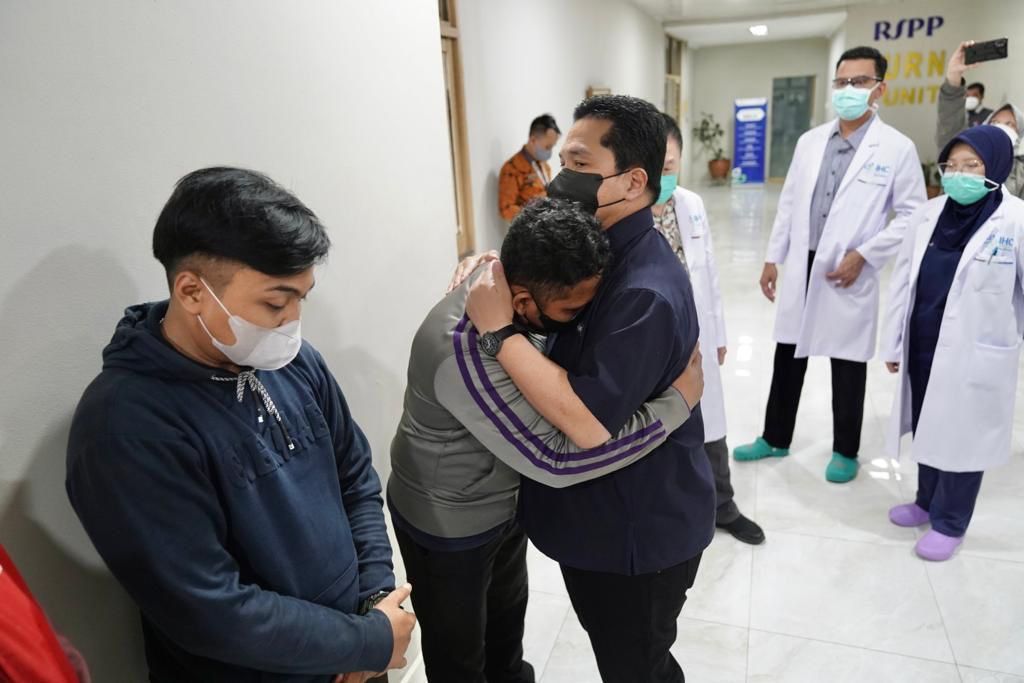 Menteri BUMN, Erick Thohir (kanan), menenangkan keluarga kebakaran korban Depo Pertamina Plumpang di Rumah Sakit Pusat Pertamina,  Sabtu 4 Maret 2023.