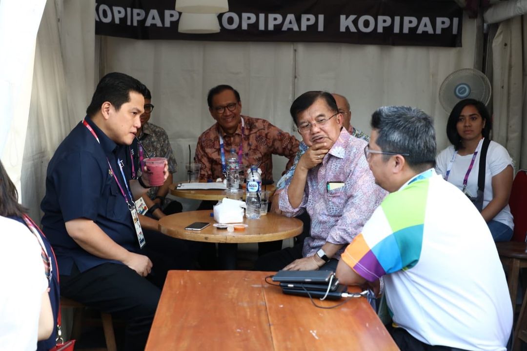 Jusuf Kalla (ketiga dari kanan) dan Erick Thohir (kiri) bertemu di kawasan kuliner GBK, Senayan, Jakarta, Agustus 2018.