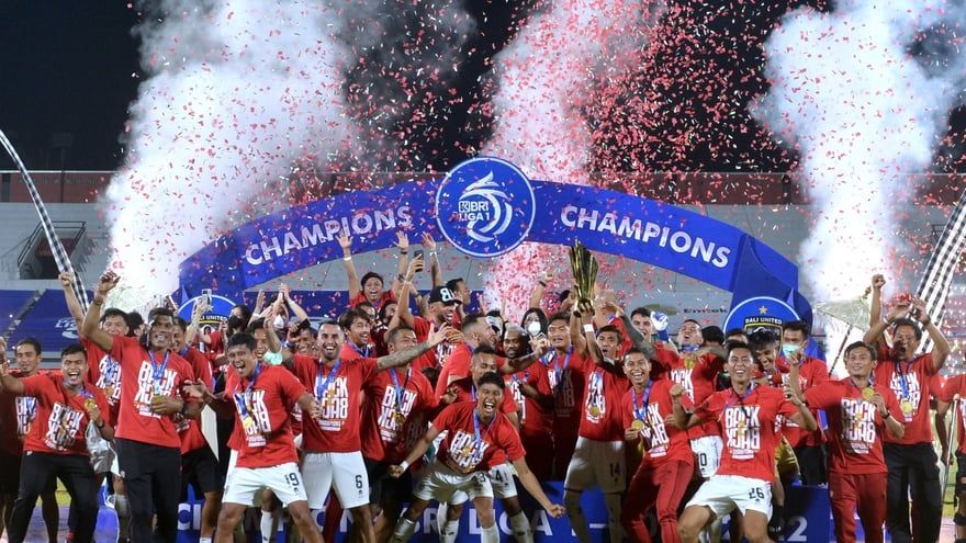 Bali United saat merayakan juara Liga 1 musim 2021/2022. Musim depan, nama Liga 1 akan berubah.