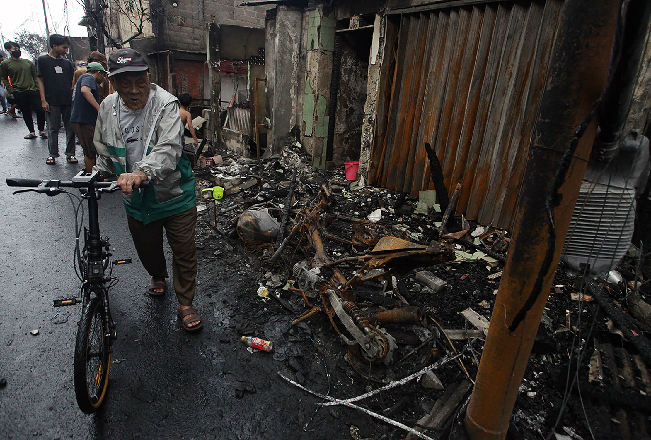 Suasana permukiman penduduk yang hangus terbakar dari dampak kebakaran Depo Pertamina Plumpang di Jalan Koramil, Rawa Badak Selatan, Koja, Jakarta.  
