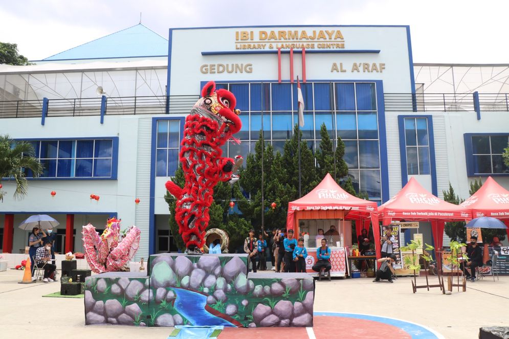 Tim A dan Tim B Xiao Yao Lion Dance menyabet Juara 1 dan Juara 2 dalam Barongsai Competition 2023 yang digelar Unit Kegiatan Mahasiswa (UKM) Buddha Institut Informatika dan Bisnis (IIB) Darmajaya di Lapangan Basket pada Minggu, 5 Maret 2023.