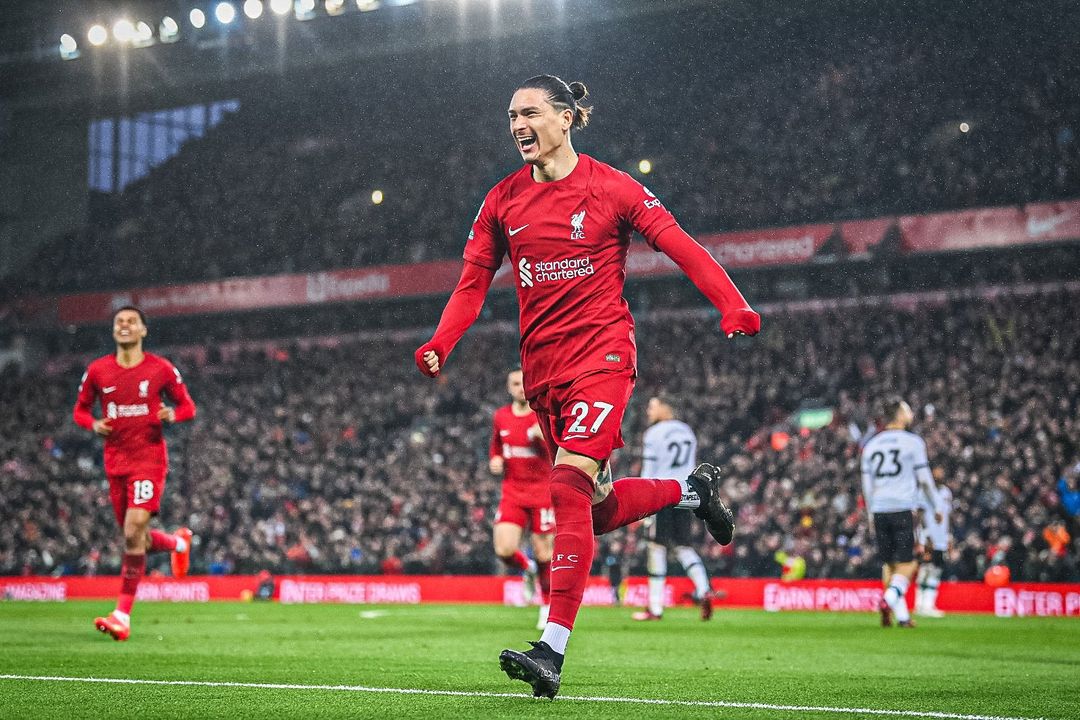 Striker Liverpool, Darwin Nunez, merayakan gol ke gawang Manchester United di Anfield, Senin 6 Maret 2023 dini hari WIB.