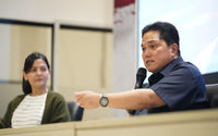 Ketua Umum PSSI, Erick Thohir (kanan) memberikan keterangan pers terkait sejumlah terobosan untuk Liga 2, Minggu 5 Maret 2023.