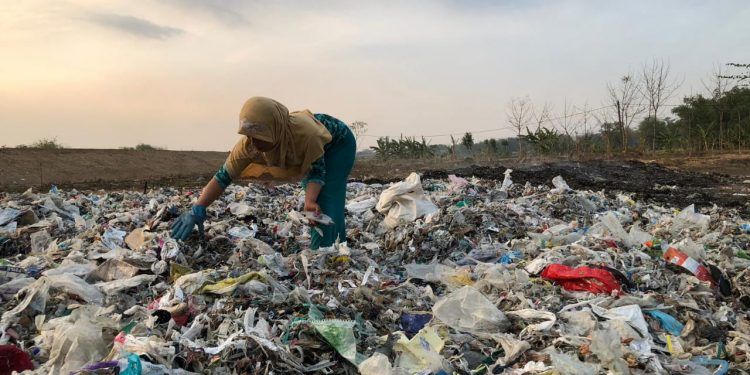 Es Teh Jumbo Merebak, Sampah Plastik Menggunung - jatengaja.com