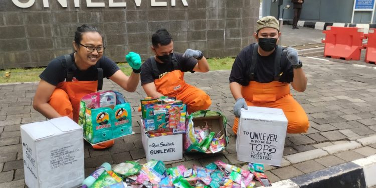 Tim Ekspedisi Sungai Nusantara beri "kado" sampah sachet dari pantai di Indonesia timur untuk PT Unilever, November 2022. 