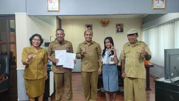 Angel, Siswi SMAK Giovanni Serahkan Karya Cipta Lagu Mars kepada Dinas P dan K Provinsi NTT