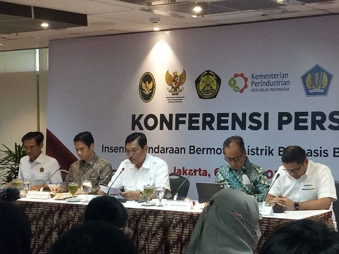 Pemerintah resmi memberikan insentif untuk pembelian motor listrik baru dan konversi masing-masing Rp7 juta per unit. Adapun bantuan diberikan mulai 20 Maret 2022.