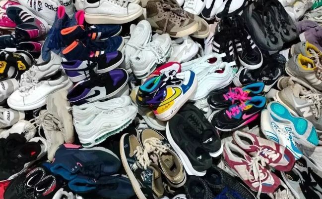 Sepatu bekas untuk sumbangan warga Singapura dijual di Indonesia. Foto: Ilustrasi sepatu bekas atau thrift