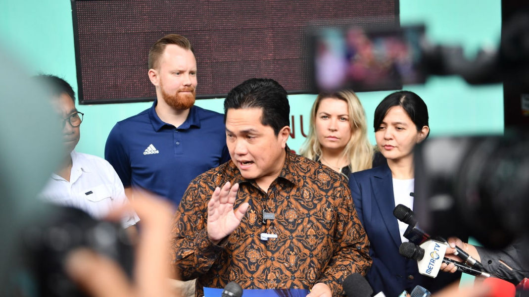 Ketua Umum PSSI, Erick Thohir (tengah) bersama perwakilan FIFA dan jajarannya memberikan keterangan pers di Jakarta, Senin 6 Maret 2023.