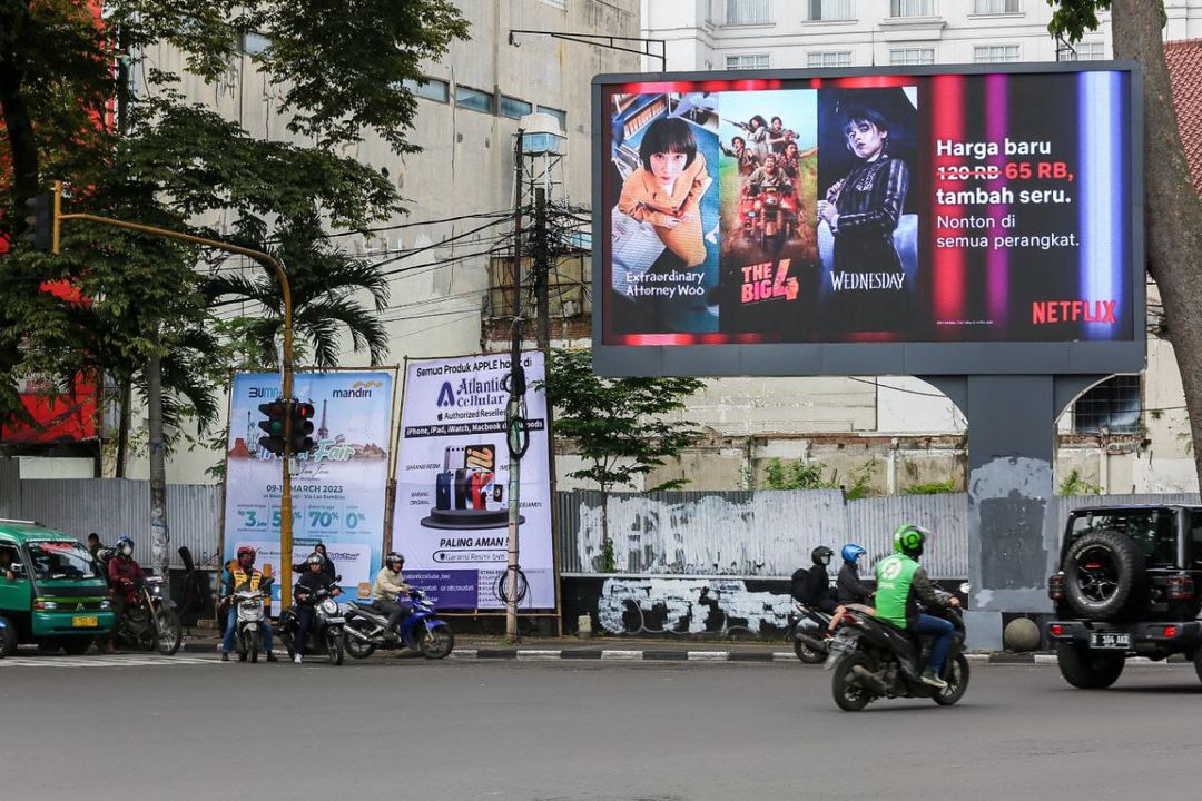 Reklame melintang (bando reklame) tampak di persimpangan jalan di Kota Bandung. 