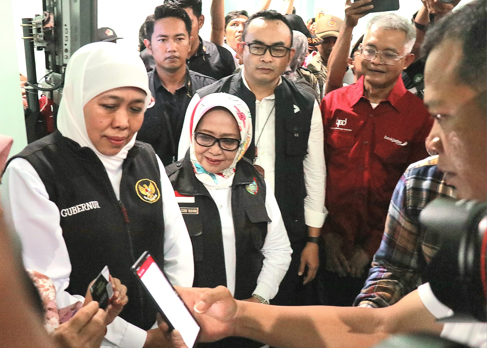 Gubernur Jawa Timur Khofifah menyaksikan penggunaan e-retribusi. 
